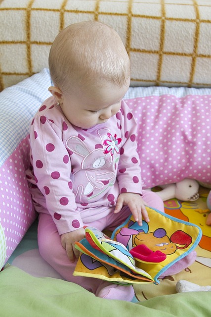 baby, looking, reading