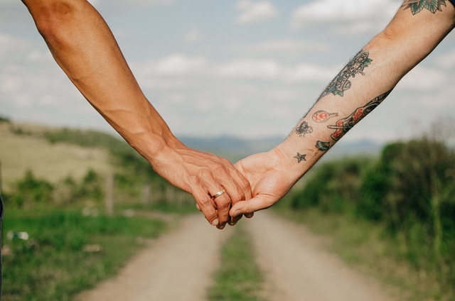 lovers, holding hands, outdoors