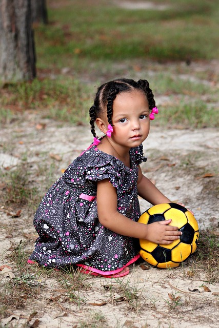 Niña agarrando pelota